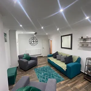 new-stylish-windsor-home-parking-netflix-family-holiday.brighton-hotels-england.com/
